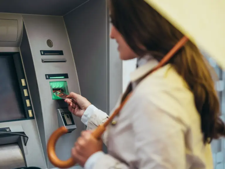 Wrześniowy ranking depozytów bankowych za ten rok przynosi znaczące zmiany. Niektóre banki zdecydowały się na obniżenie stóp procentowych, ale nie wpłynęło to na ich pozycję w rankingu. Ranking depozytów bankowych za rok. Jesień przyniosła zmiany - INFBusiness