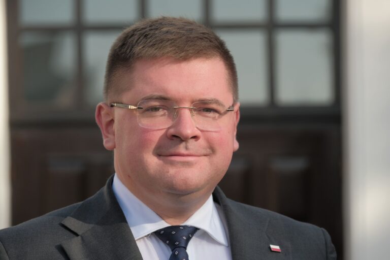 W Sejmie jest czterech nowych posłów z PiS. Były wiceminister wrócił na ulicę Wiejską. - INFBusiness