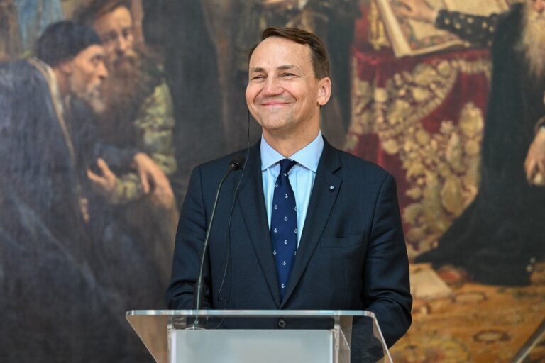 Jak Radosław Sikorski zamienia nienawiść zwolenników Karola Nawrockiego w polityczne złoto - INFBusiness