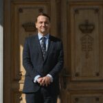 Powstanie, czyli Radosław Sikorski chce, żeby Polska zaczęła wszystko od nowa. Minister spraw zagranicznych umacnia swoją pozycję polityczną poza Koalicją Obywatelską.