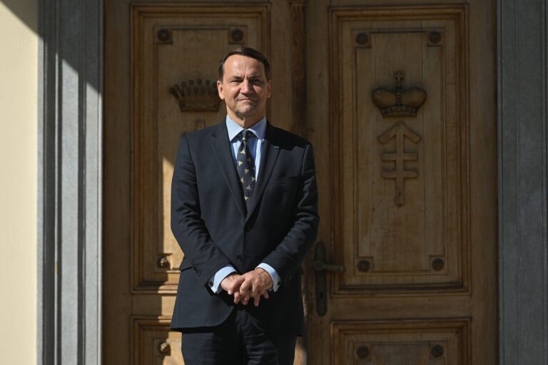 Powstanie, czyli Radosław Sikorski chce, żeby Polska zaczęła wszystko od nowa. Minister spraw zagranicznych umacnia swoją pozycję polityczną poza Koalicją Obywatelską. - INFBusiness