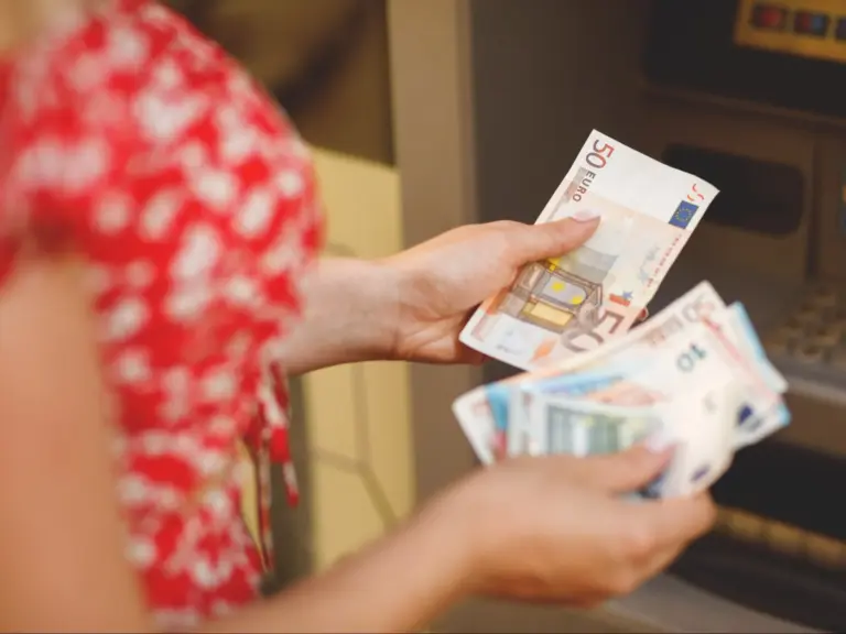Kursy walut z 16 września 2025 r. Ile kosztują dolar, euro, funt i frank? - INFBusiness
