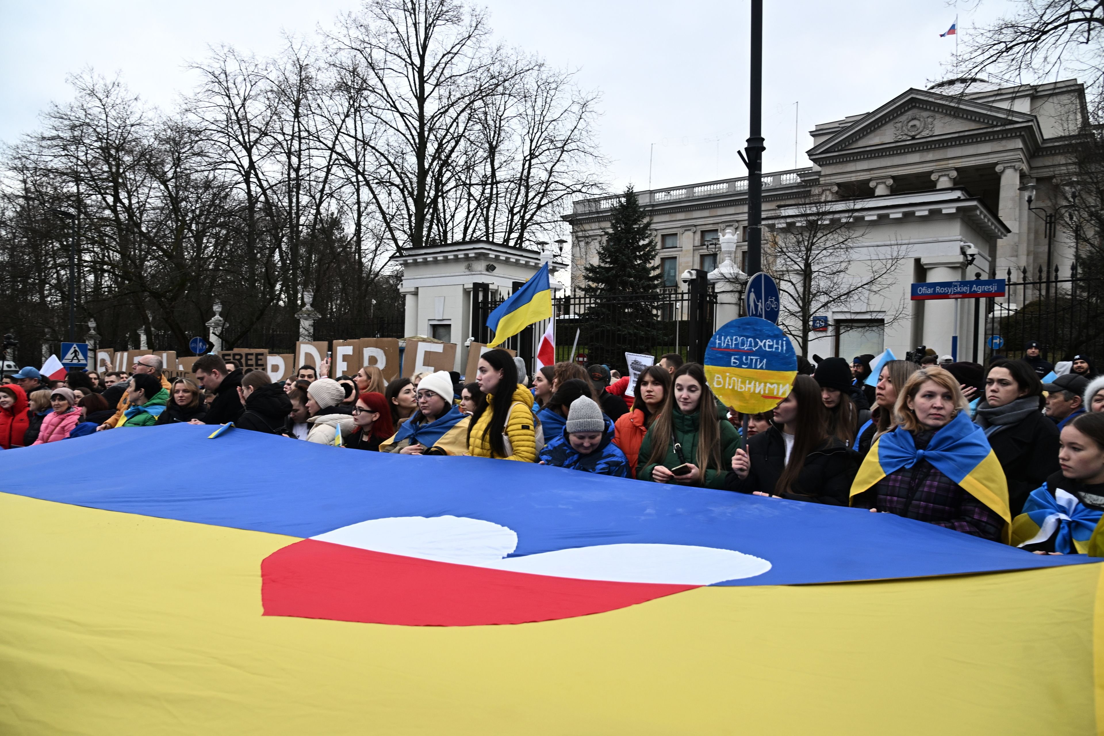 Polska opinia publiczna wykazuje rosnący brak entuzjazmu dla wsparcia Ukraińców. - INFBusiness