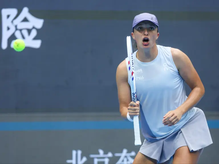 Świątek rozgromiła przeciwniczkę, Osorio poddała mecz. Awans Polki w Pekinie – Tenis. - INFBusiness