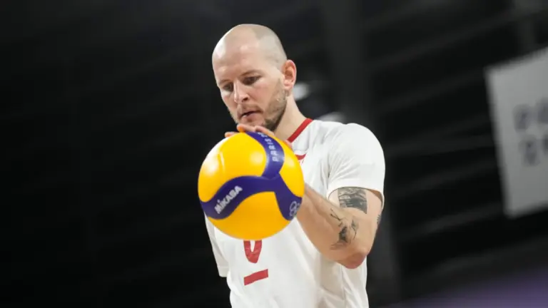 Na krótko przed półfinałem Mistrzostw Świata siatkarzy, Bartosz Kurek nabawił się urazu, który wykluczył kapitana polskiej kadry narodowej z dalszej rywalizacji. Co aktualnie z kondycją ikony siatkówki? Kurek wraca po absencji. Istotna wieść o liderze kadry - Piłka Siatkowa - INFBusiness
