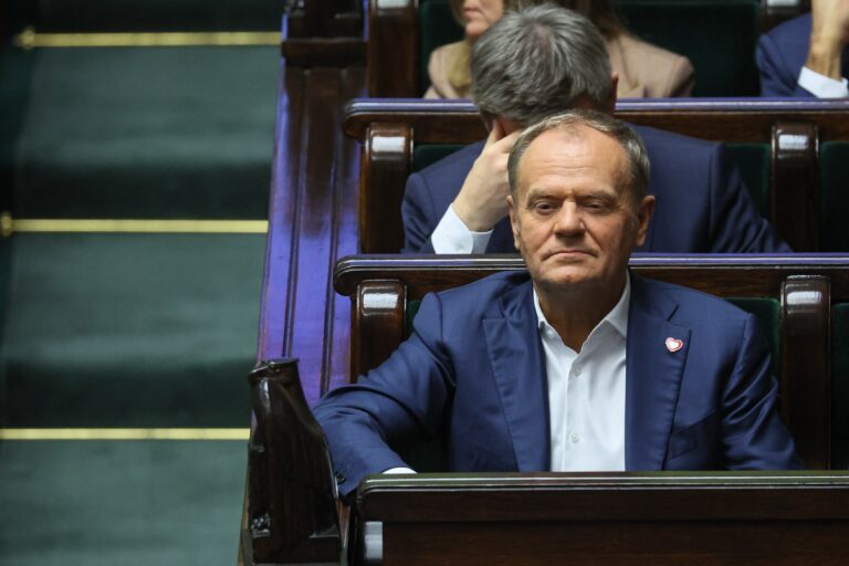 Najnowszy sondaż: Partia rządząca traci przeszło 3 punkty procentowe do Platformy. - INFBusiness