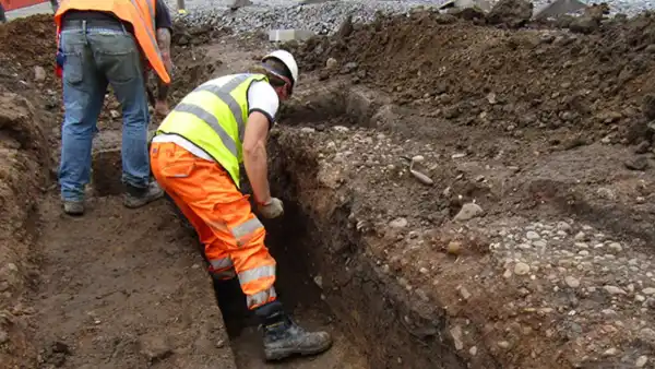 Turyści robili zakupy nad tajnym „ohydnym” lochem odkrytym podczas „niezwykłych” wykopalisk archeologicznych - INFBusiness
