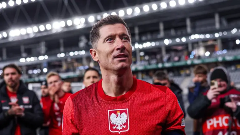 Robert Lewandowski znowu olśnił dyspozycją w potyczce drużyny narodowej Polski, strzelając 87 bramkę w reprezentacji. Niestety, niepokojące doniesienia w sprawie Polaka nadchodzą z FC Barcelony. Lewandowski zwiedziony przez Barcę? Afera w La Liga! - INFBusiness