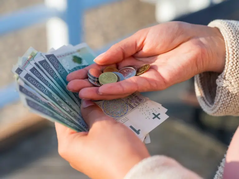 Mediana zarobków w Polsce. Połowa Polaków zarabia mniej niż ta kwota. - INFBusiness