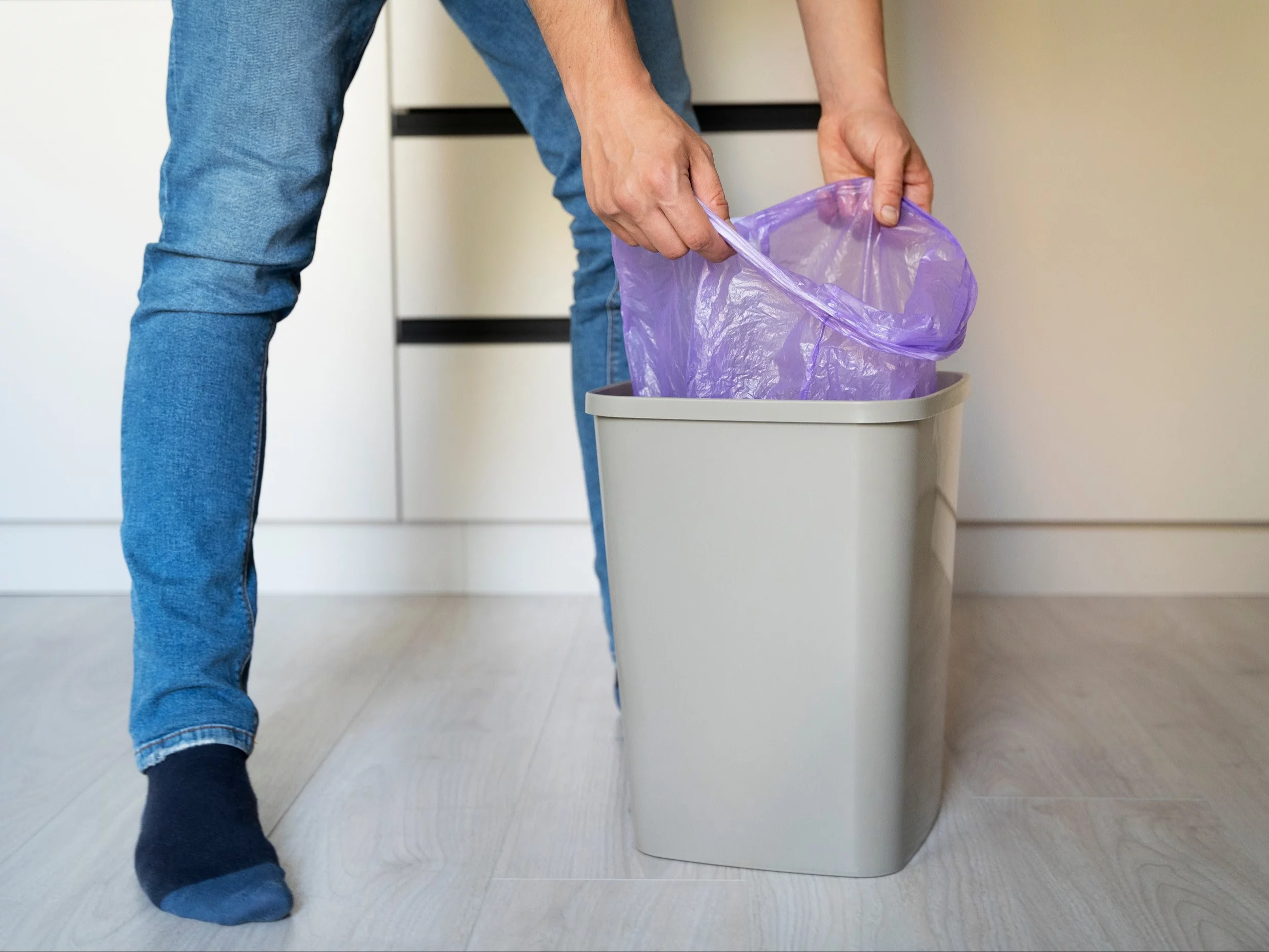 Od 1 stycznia samorządy lokalne wdrażają oddzielny zbiornik na odpady organiczne z kuchni. W wielu sytuacjach mieszkańcy muszą go nabyć na własną rękę. Fioletowy worek na tekstylia