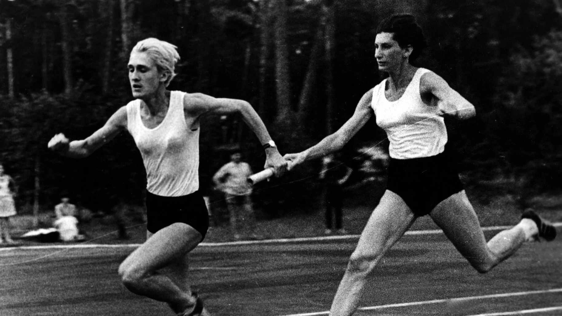 Minęło dokładnie 61 lat, dokładnie 21 dnia października 1964 roku, w czasie zmagań sportowych w Tokio, polska drużyna sztafetowa kobiet sięgnęła po złoty medal. Niemniej jednak, jedna z członkiń drużyny padła ofiarą niesprawiedliwości. Ewa Kłobukowska i Irena Kirszenstein