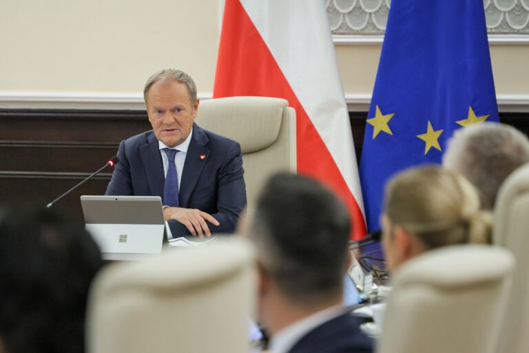 Po miesiącach zawieruchy oraz wyczerpującym dla morale ugrupowania czerwcu i lipcu, premier Donald Tusk rusza do natarcia. Utrwala pozycję partii, anonsuje restytucję Instytutu Obywatelskiego i przygotowuje fundament pod nowe uniesienia społeczne oraz utworzenie szerokiej unii na wybory parlamentarne w 2027 roku. Donald Tusk przejmuje stery: szykuje się obszerna koalicja wyborcza przed rokiem 2027? - INFBusiness