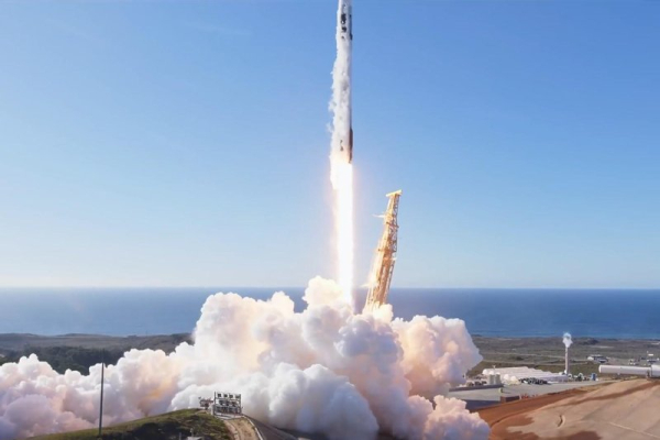 <p> Firma SpaceX w środę wystrzeliła z Kalifornii 21 satelitów na zlecenie Agencji Rozwoju Kosmicznego Sił Zbrojnych USA. SpaceX wystrzelił z Kalifornii 21 satelitów dla armii USA - INFBusiness