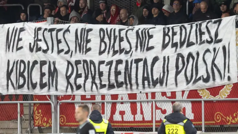 Mecz piłki nożnej Litwa – Polska i jego wynik sportowy znalazł się w tle napaści fanów w stosunku do premiera Donalda Tuska. Czy stadion to odpowiednie miejsce na polityczne dyskusje? Stadiony piłkarskie: polityka? Miażdżąca ocena w Polsce – Futbol. - INFBusiness