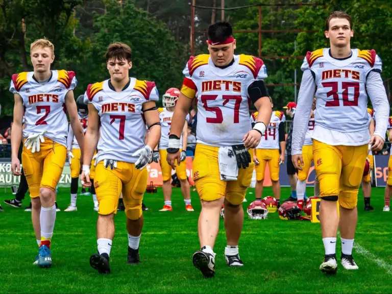 Trwa sezon Mistrzostw Polski w Futbolu Amerykańskim U19, a młodzieżowa formacja Warsaw Mets ponownie przystępuje do batalii, by zachować swój tytuł. Po tryumfie w Mistrzostwach Polski w roku 2024, młodzi gracze ze stolicy mają jasny cel – obronić mistrzowskie trofeum i udowodnić swą siłę w juniorskich zmaganiach Polskiej Futbol Ligi. Warszawscy Metropolie Juniorzy starają się utrzymać tytuł Czempiona Polski do lat 19. - INFBusiness