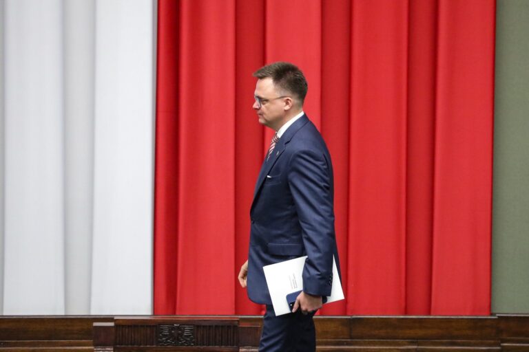 W ciągu siedmiu lat odnowione zostaną wszystkie pomieszczenia w Nowym Domu Poselskim – ustaliła „Rzeczpospolita”. I choć często można usłyszeć od parlamentarzystów utyskiwania na obecne tam realia, część z nich twierdzi otwarcie: zamysł Hołowni to żadna autentyczna przemiana, a jedynie „upiększanie zwłok”. Sejmowa góra dała zielone światło dla sześcioletniego odnowienia pokoi w Izbie Poselskiej. - INFBusiness