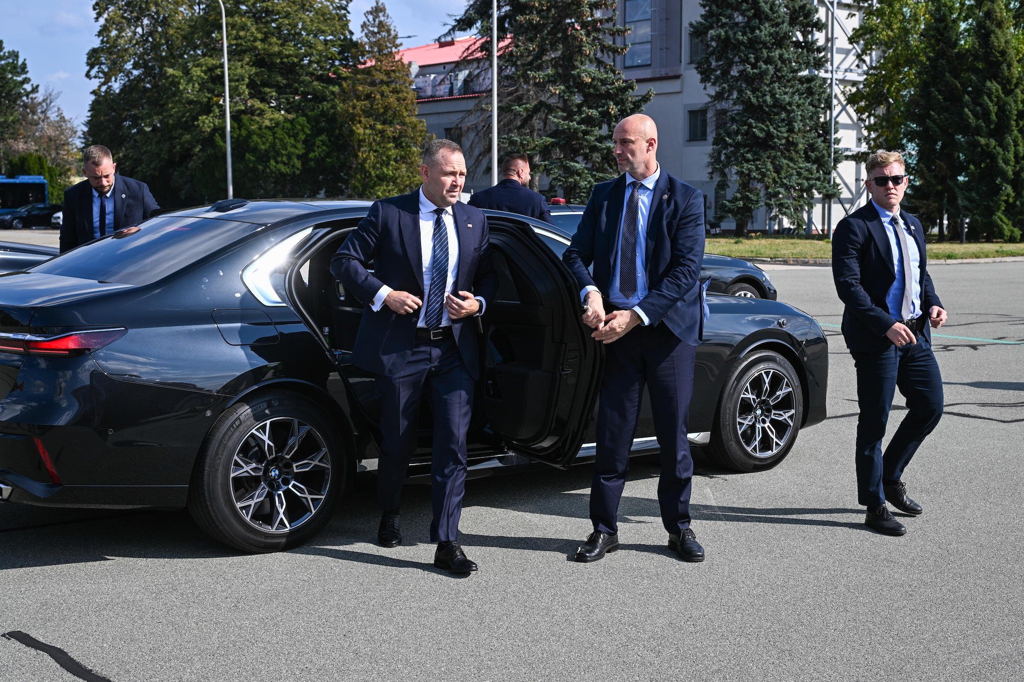 Prezydencka Administracja Nawrockiego poszukuje limuzyny o bardzo wysokich wymaganiach. - INFBusiness