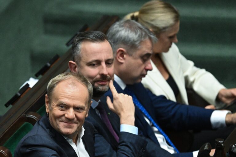 Najnowszy sondaż wyborczy: Nowy prowadzący, sześć ugrupowań w parlamencie - INFBusiness