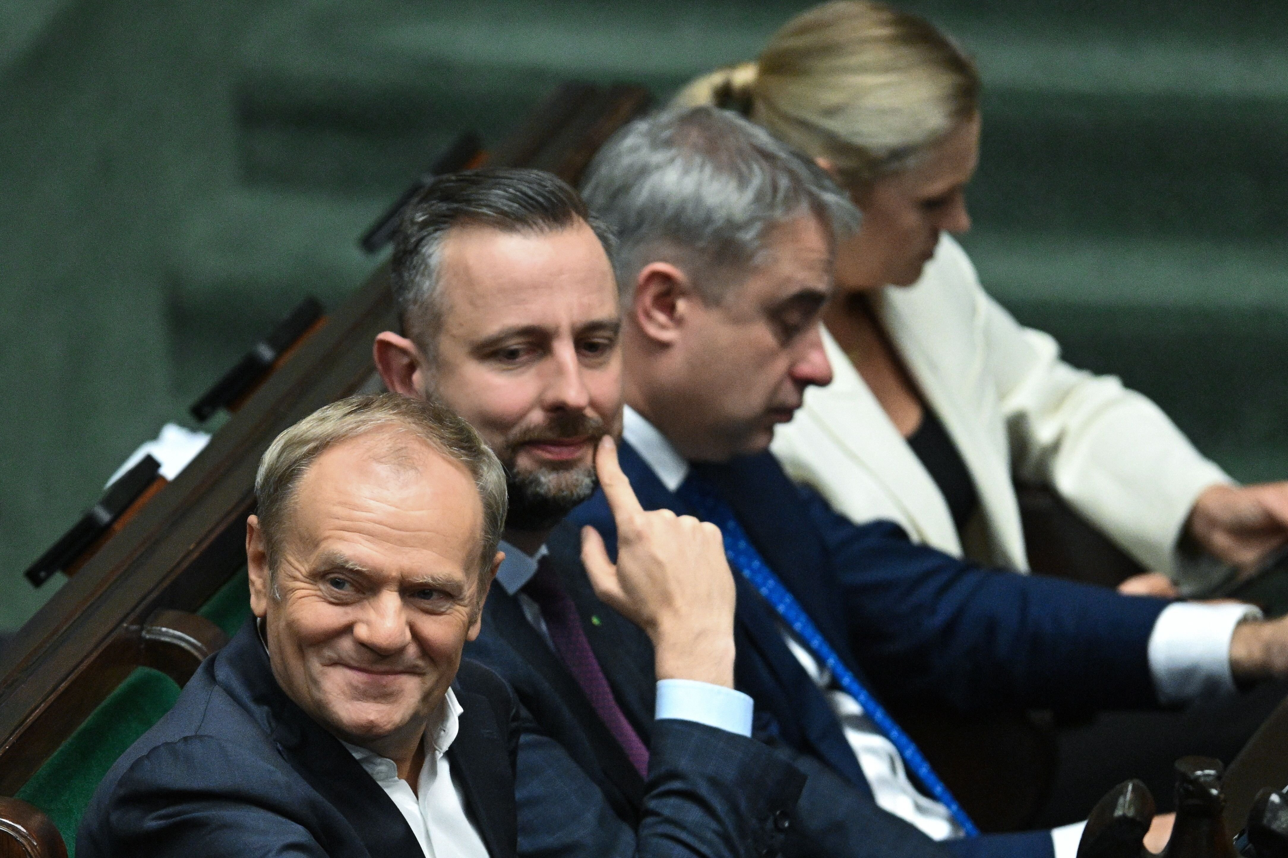 Najnowszy sondaż wyborczy: Nowy prowadzący, sześć ugrupowań w parlamencie - INFBusiness