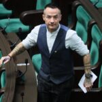 Parlamentarzysta Marcin Józefaciuk zarzuca szkole maltretowanie Sary, młodej korespondentki sejmowej.