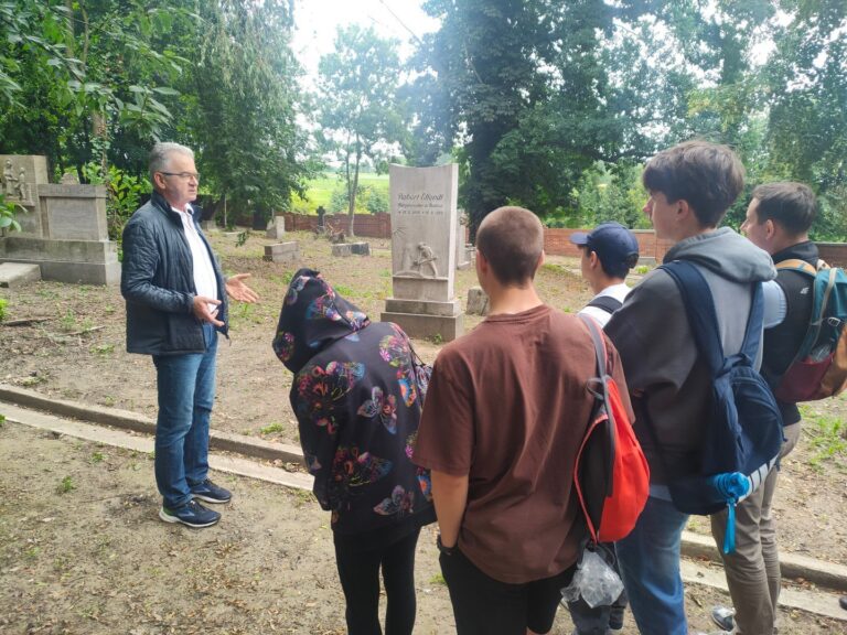 Jan Krajczok prowadzi lekcje historii na nekropolii. Rybnik i Racibórz kształcą w duchu tolerancji. - INFBusiness