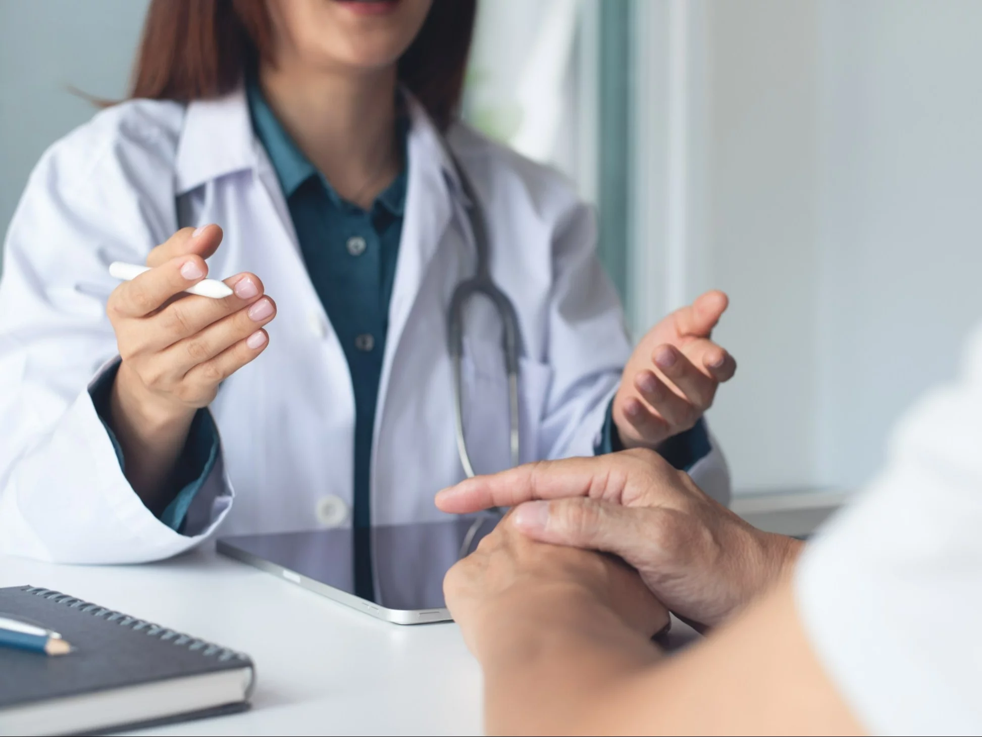 Według wyliczeń ZUS, co trzecie zwolnienie lekarskie w naszym kraju to wykorzystywanie systemu. Pracownicy służby zdrowia ujawniają, po jakich sygnałach najczęściej rozpoznają osoby udające chorobę, które pojawiają się w gabinecie wyłącznie w celu uzyskania zaświadczenia o niezdolności do pracy. Lekarka