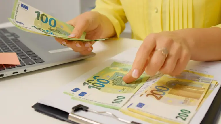 Kursy walut z dnia 29 września 2025 r. Ile kosztują dolar, euro, funt i frank? - INFBusiness