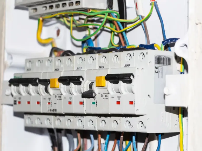 Wyższe opłaty za energię elektryczną częstokroć są skutkiem działania urządzeń w domu. Niepozorny sprzęt może podwyższyć opłatę za prąd o ponad 550 zł w skali roku. Elektro-żarłoki w domu. Te urządzenia najbardziej podnoszą koszty energii. - INFBusiness