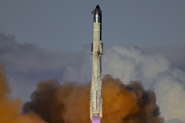 <p> Firma SpaceX w poniedziałek pomyślnie przeprowadziła jedenasty lot testowy statku kosmicznego Starship, dwustopniowej rakiety nośnej o dużym udźwigu, której zadaniem jest zabranie ludzi na Księżyc, a docelowo na Marsa. SpaceX pomyślnie testuje 11. lot statku kosmicznego Starship w Teksasie - INFBusiness