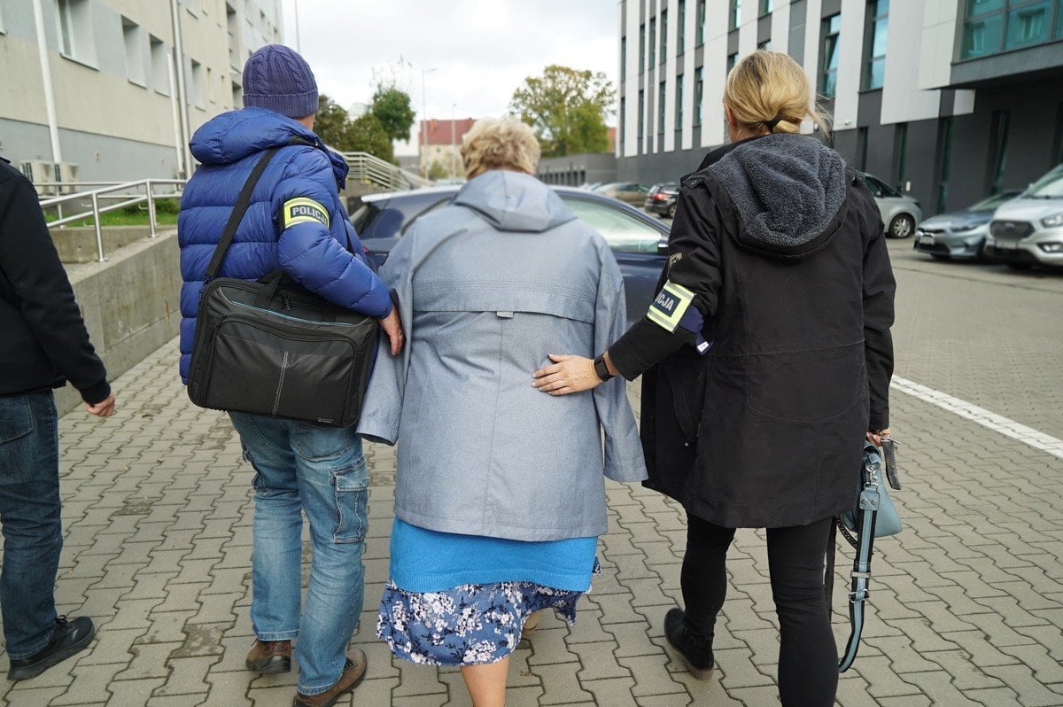 Policjanci z Wydziału do Zwalczania Korupcji Komendy Wojewódzkiej Policji w Łodzi zlikwidowali ugrupowanie przestępcze, które miało na celu bezprawnie pozyskać niemal 40 milionów złotych subwencji edukacyjnych. W akcjach, zrealizowanych 28 października 2025 roku pod kierownictwem Prokuratury Regionalnej w Łodzi, brali udział funkcjonariusze z dziesięciu województw. Skończony proceder siatki szefowych szkół. Sprzeniewierzyły blisko 40 milionów złotych funduszy edukacyjnych. - INFBusiness