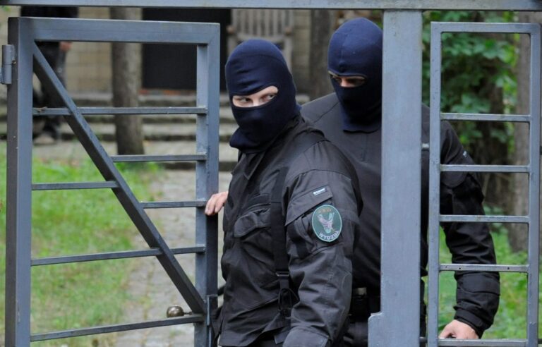 W Katowicach dokonano aresztowania Ukraińców, którzy na rozkaz obcego wywiadu prowadzili rekonesans zdolności bojowych RP oraz instalowali urządzenia do tajnego nadzoru nad newralgiczną infrastrukturą - przekazał Jacek Dobrzyński, rzecznik prasowy Ministra Koordynatora Służb Specjalnych. Operacja w Katowicach. Schwytano Ukraińców pracujących na rzecz zagranicznego wywiadu. - INFBusiness