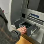 Nadzwyczajne operacje na rachunku. Kiedy bank wdraża procedurę potwierdzenia?