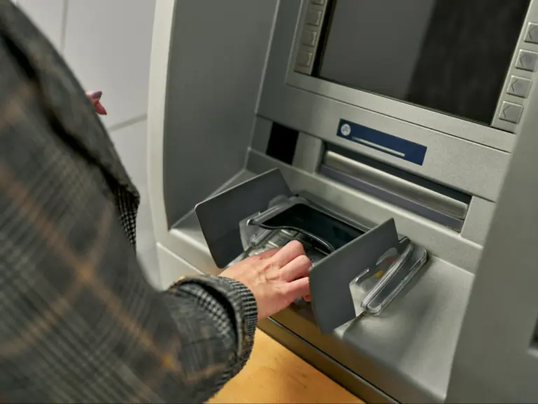 Nadzwyczajne operacje na rachunku. Kiedy bank wdraża procedurę potwierdzenia? - INFBusiness