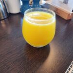 Dlaczego sok pomarańczowy jest szkodliwy, a cała pomarańcza nie: główna zasada żywieniowa, którą wszyscy łamią