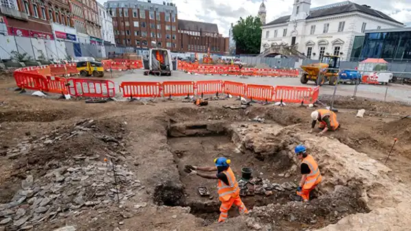 Turyści robili zakupy nad tajnym „ohydnym” lochem odkrytym podczas „niezwykłych” wykopalisk archeologicznych - INFBusiness