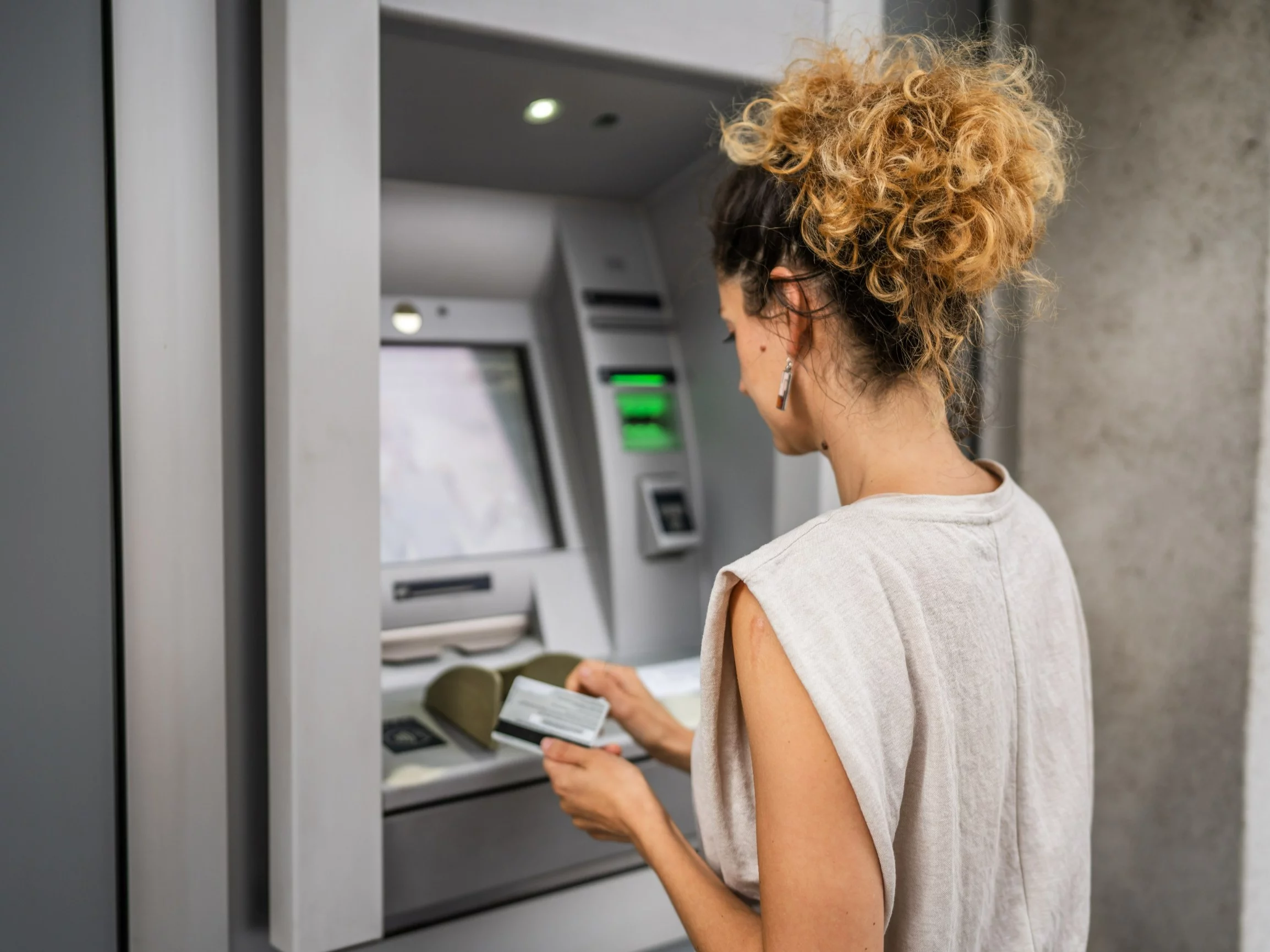 W polskim systemie prawnym istnieje instrument, który umożliwia odzyskanie środków skradzionych z konta bankowego. UOKiK prezentuje pogląd, że to bank, a nie petent, jest podmiotem profesjonalnym, dlatego powinien podlegać ochronie. Bankomat