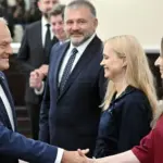 Czy wiek przejścia na emeryturę zostanie zmodyfikowany? Rząd debatuje nad reformą Prawa i Sprawiedliwości.