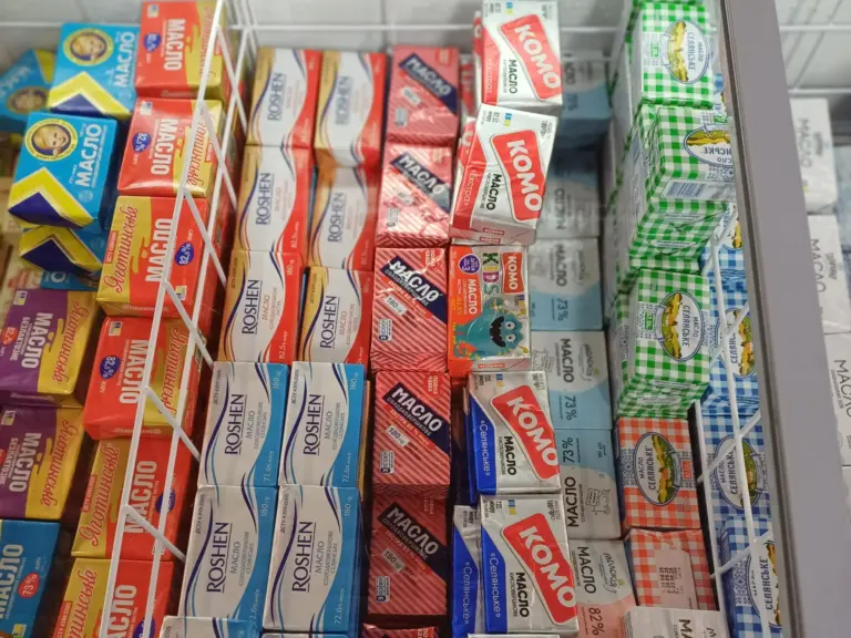Na celowniku znalazły się produkty słodkie i piekarnicze, przetwory z owoców i warzyw, przetwory z ryb i mięs, napoje procentowe i bezalkoholowe, jak również piwo. Nadzór nad ukraińską żywnością w Polsce. Sprawdzanie etykiet towarów w sklepach. - INFBusiness