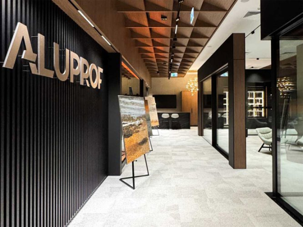 Usytuowany w renomowanym zespole biurowym LIXA E przy ulicy Kasprzaka, salon wystawowy Aluprof w ciągu zaledwie dwunastu miesięcy trwale zaistniał na architektonicznej mapie miasta. To właśnie tutaj istnieje sposobność zaznajomienia się z nowatorskimi koncepcjami dla licznych prestiżowych przedsięwzięć, które obecnie modelują współczesny wizerunek polskiego i globalnego budownictwa – wieży Mennica Legacy Tower w Warszawie, charakterystycznego szwedzkiego gmachu Sara Kulturhus, czy posiadającego 88 kondygnacji wieżowca The Greenwich na Manhattanie. Kreatywne Miejsce Spotkań. Warszawski Salon Wystawowy Aluprof Od Roku Pobudza Wyobraźnię Architektów i Inwestorów - INFBusiness