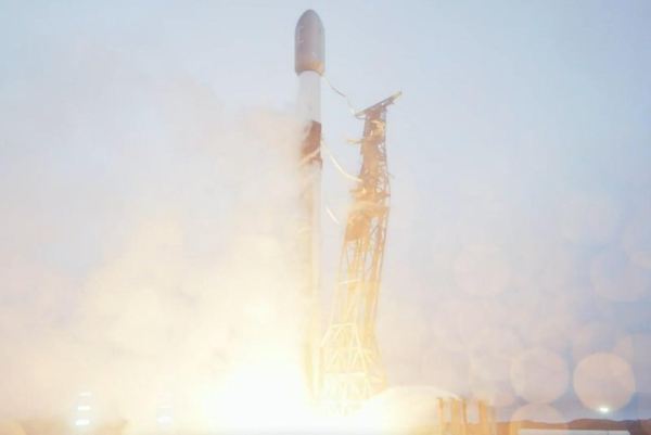 <p> W sobotę firma SpaceX wystrzeliła z bazy sił kosmicznych Vandenberg w Kalifornii na niską orbitę okołoziemską 28 kolejnych satelitów Starlink. SpaceX wystrzeliwuje z Kalifornii 28 kolejnych satelitów Starlink - INFBusiness