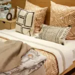 Dlaczego bolą cię plecy po śnie? To nie poduszka jest winna, ale sposób, w jaki leżysz.