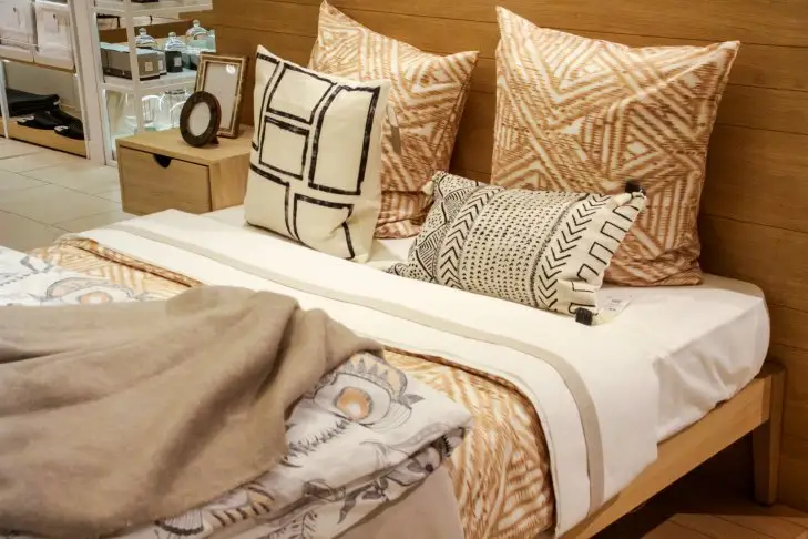 Jeśli budzisz się z uczuciem, że byłeś bity przez całą noc, to nie jest wina materaca. Ani, jak powszechnie się uważa, poduszki. Dlaczego bolą cię plecy po śnie? To nie poduszka jest winna, ale sposób, w jaki leżysz. - INFBusiness