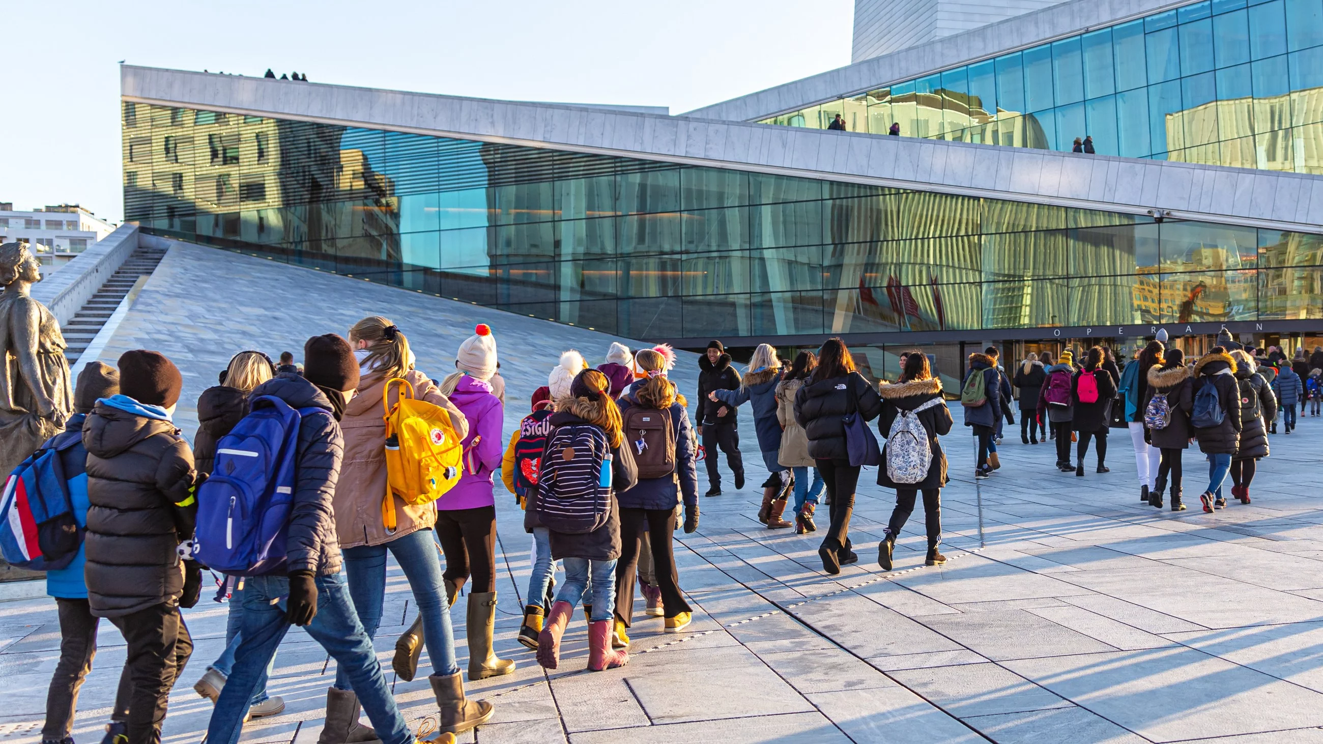 Grupa dzieci w wieku szkolnym