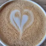 Chemia Twojego ciała: co jeść przed poranną kawą, aby uniknąć skoków cukru