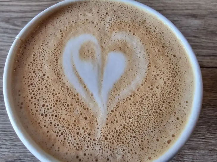 Chemia Twojego ciała: co jeść przed poranną kawą, aby uniknąć skoków cukru кофе