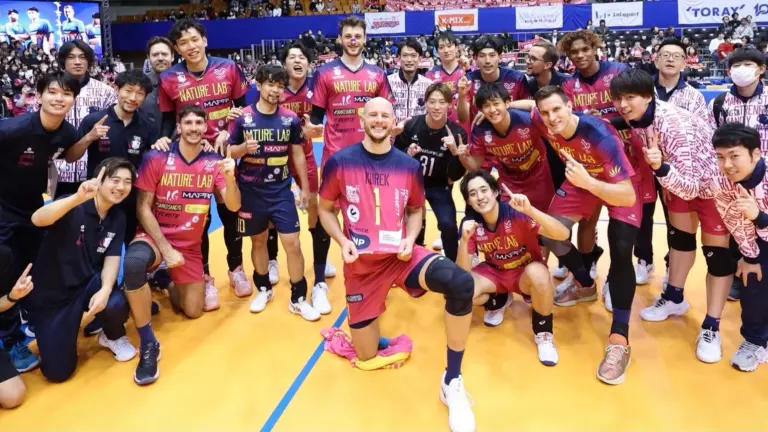 Wspaniały powrót Bartosza Kurka do akcji. Kapitan polskiej kadry narodowej w swoim pierwszym występie w zespole Tokyo Great Bears zaprezentował się znakomicie! Bartosz Kurek na świeczniku. Kapitalny wyczyn kapitana kadry – Volley. - INFBusiness