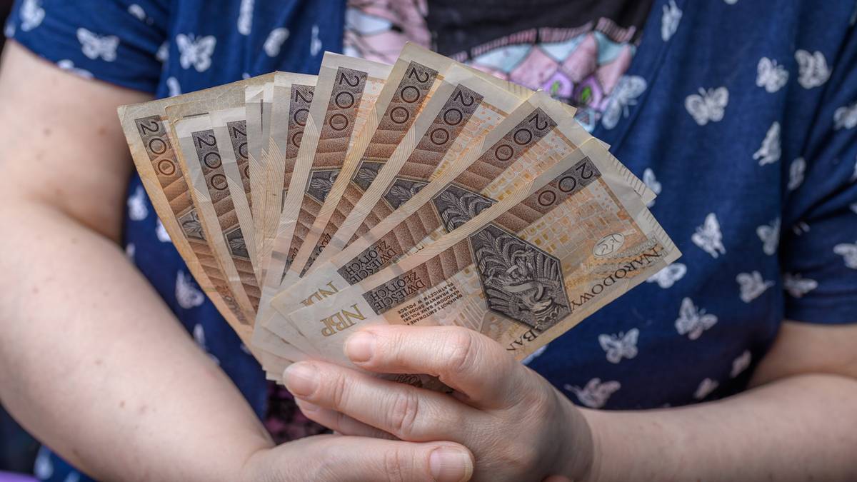 Renta wdowia to rozwiązanie w systemie zabezpieczeń społecznych, które ma minimalizować negatywne konsekwencje finansowe związane ze stratą współmałżonka. Umożliwia bowiem łączenie uprawnienia do renty rodzinnej po osobie zmarłej z uprawnieniem do swojego własnego świadczenia emerytalno-rentowego. Niemniej jednak nowe regulacje wprowadziły wymagania, które eliminują pewną grupę osób - zwłaszcza tych, których współmałonkowie odeszli przedwcześnie. Dłoń osoby trzymająca kilka banknotów o nominale 200 złotych.