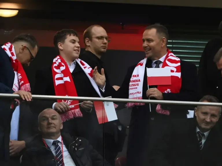 Nawrocki powitany przez fanów na meczu Polska-Holandia. - INFBusiness