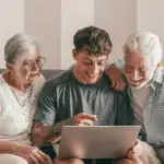 Młodzi a emerytura: Czy odkładanie się opłaca?