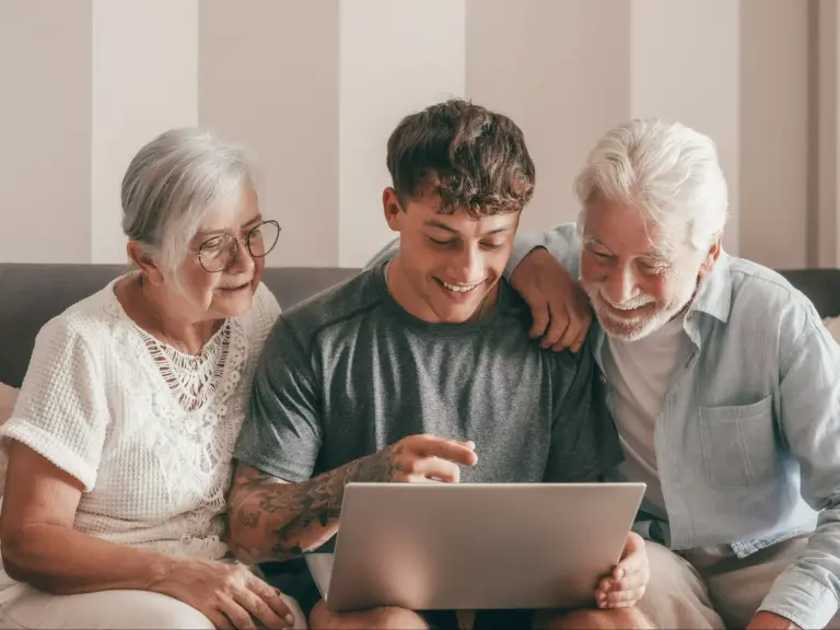 Przeważająca grupa młodych Polaków nie jest świadoma, że ich przyszłe świadczenie emerytalne będzie odpowiadać jednej czwartej ostatniej pensji. Blisko 25% osób w przedziale wiekowym 18-29 lat jest zdania, że gromadzenie funduszy na późniejsze lata życia nie jest celowe. Młodzi a emerytura: Czy odkładanie się opłaca? - INFBusiness